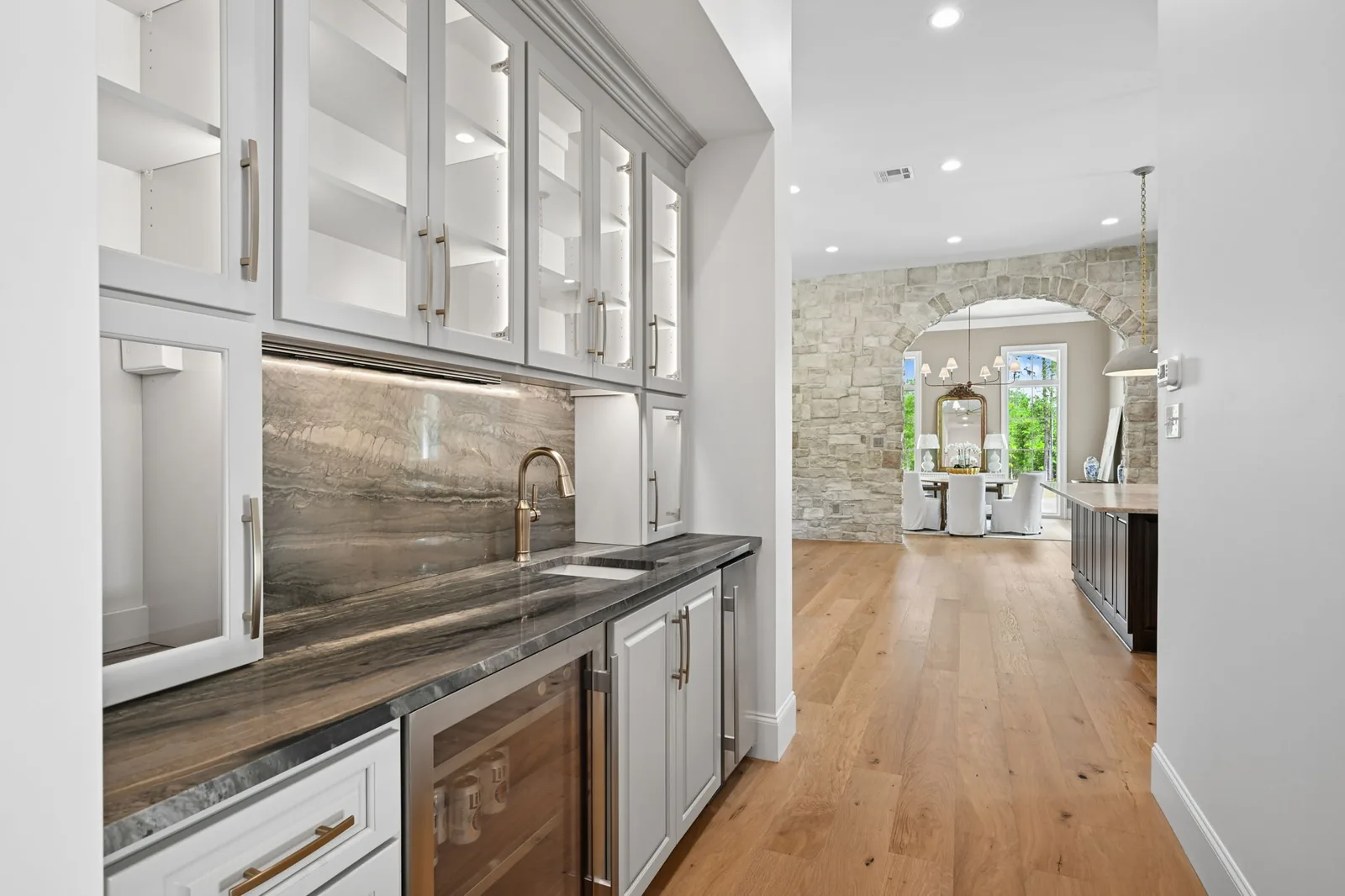 Butler's pantry cabinetry with stone backsplash